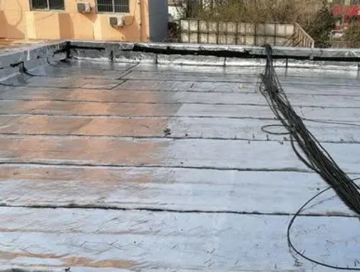 台安卫生间漏水维修公司分享下台安屋面楼顶防水刚性防水层施工要点。
